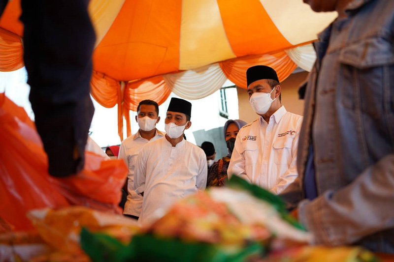 Gubernur Riau Syamsuar meninjau kegiatan pasar murah di Kabupaten Rokan Hilir, Sabtu (16/4/2022).